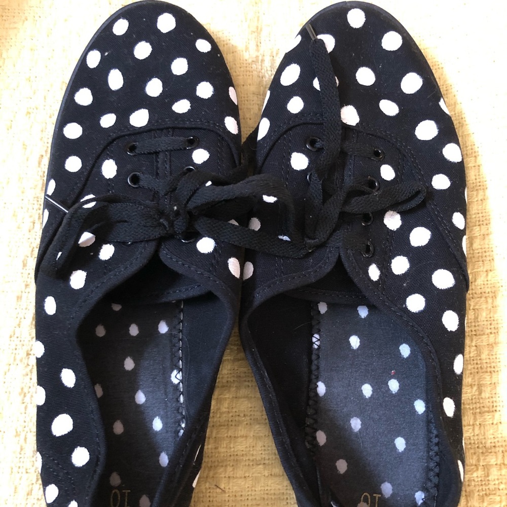 NWOT Size 10 black & white polka dot sneakers